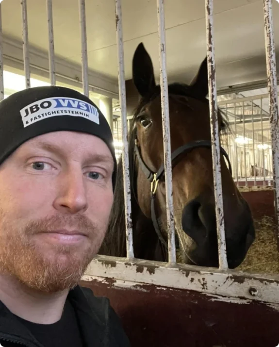 Jimmy från JBO VVS i Knivsta med en häst i stall