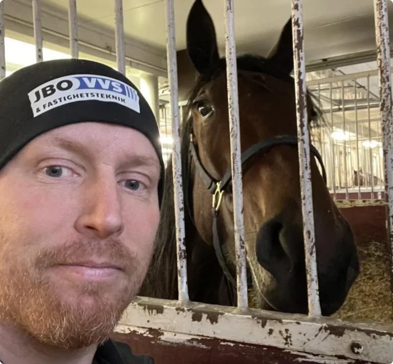 Jimmy från JBO VVS i Knivsta med en häst i stall